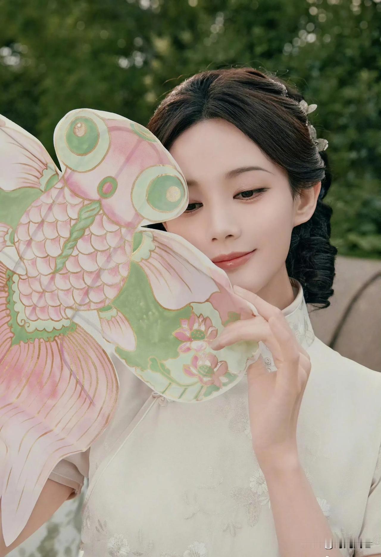 端午节晒照的李一桐，温婉柔美。气质绝佳。美的令人赏心悦目。