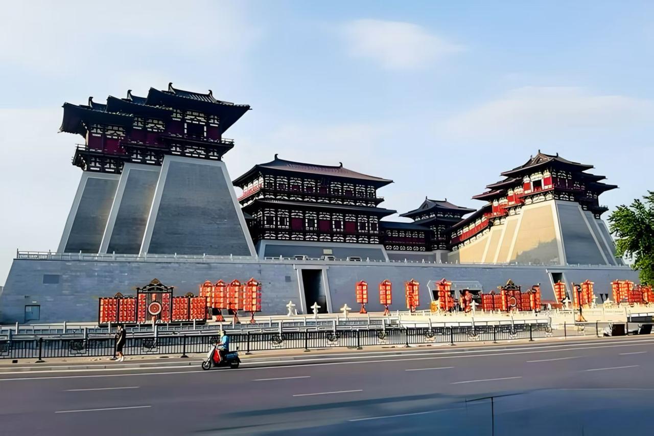 站在应天门前的那一刻，指尖先于眼睛触到了历史的温度，朱红宫墙在夕阳里泛着釉光，飞