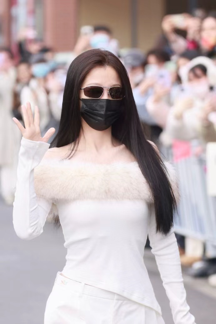 虞书欣一字肩欧尼虞书欣黑长直白色毛领一字肩  虞书欣一字肩欧尼上线，谁懂虞书欣黑