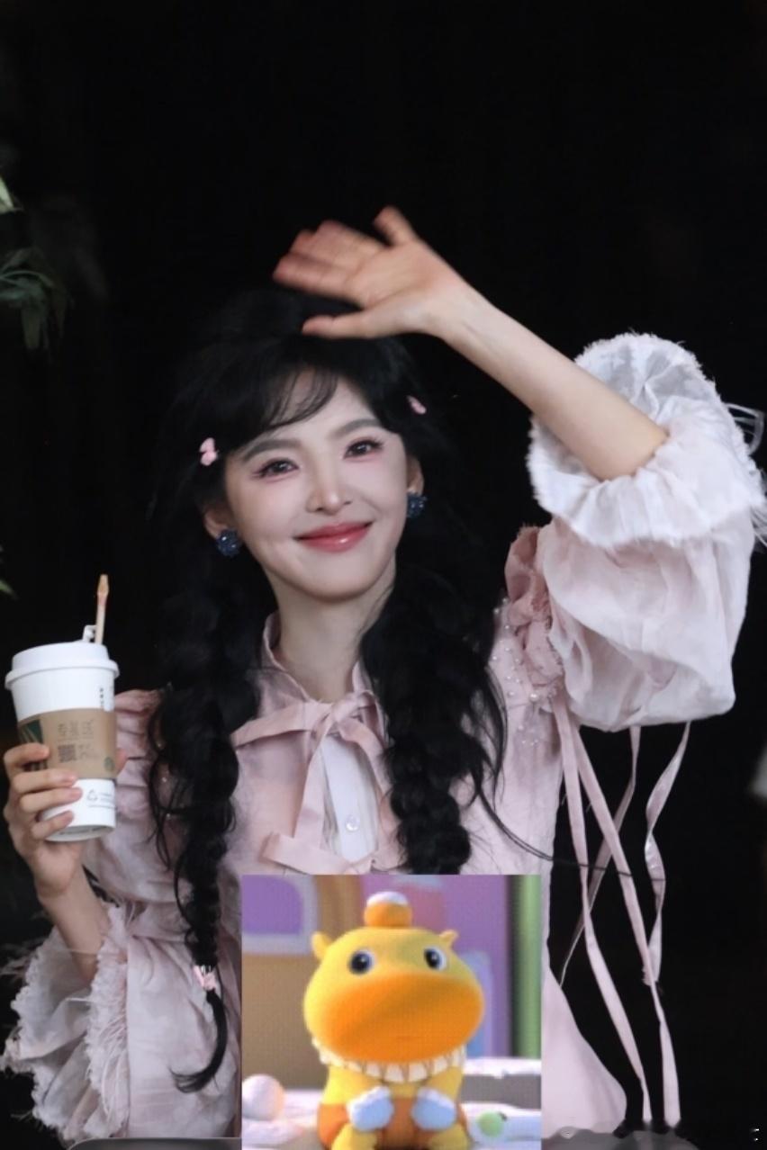 章若楠开推兔塑章若楠开推粉色lolita 粉色lolita配兔子造型真的太适合她