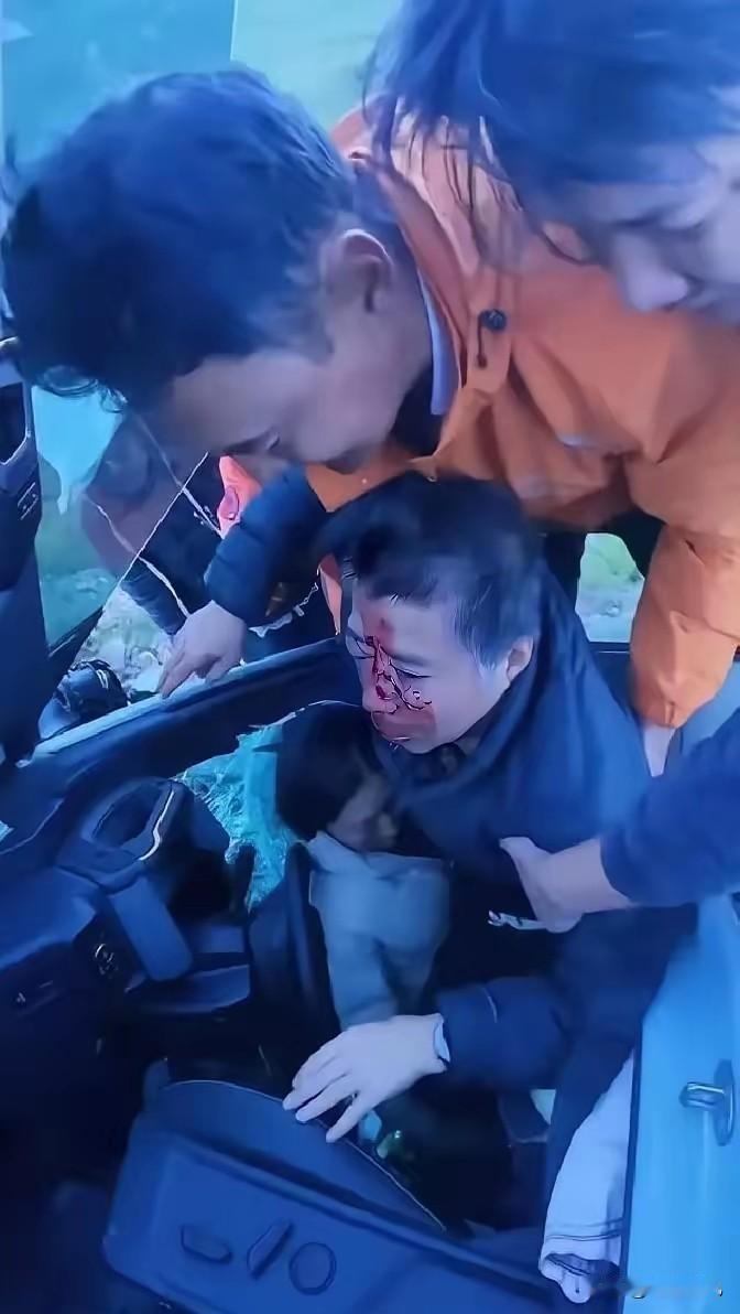 泪目了！一个在西藏自驾游的男子在孜珠寺刷牙，突然看到一辆越野车坠崖了！
 
自驾
