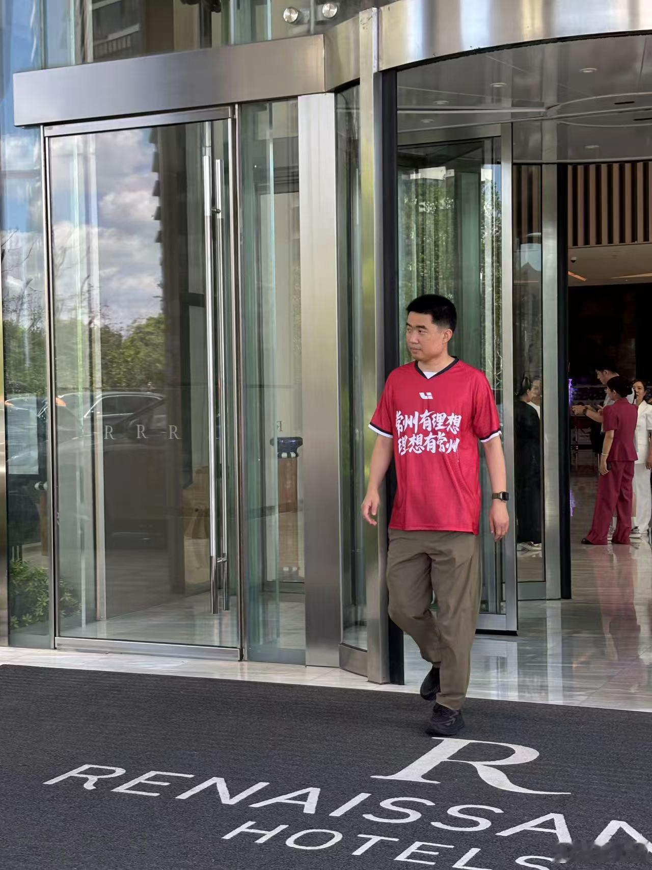 想哥亲自开着理想i8去苏超现场支持常州队啦[憧憬][憧憬][憧憬]州，加油⛽⛽⛽
