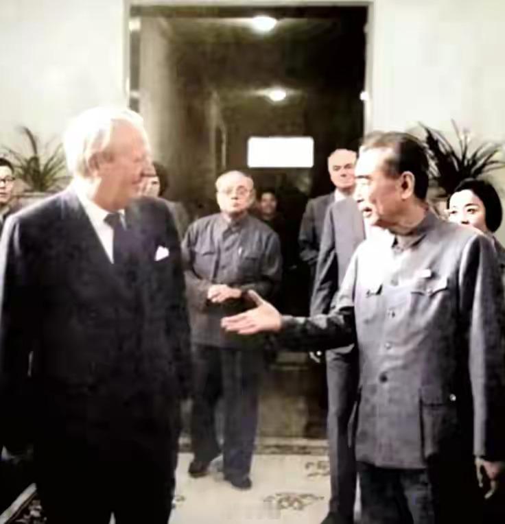 外交会见的现场，周总理伸手致意，从容接待外国来宾。举止大方得体，态度谦和而有力量