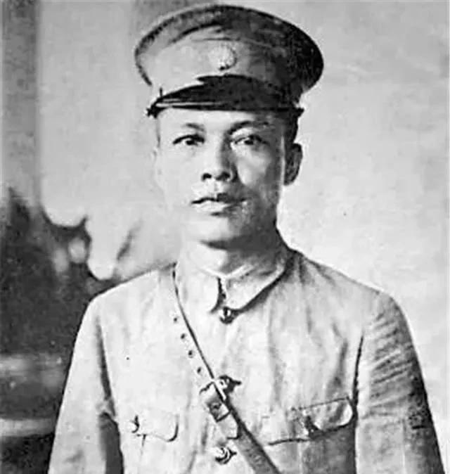 陈济棠是一个很矛盾的人。他在任时把广东治理得非常好，大搞城建：修了30几条马路，
