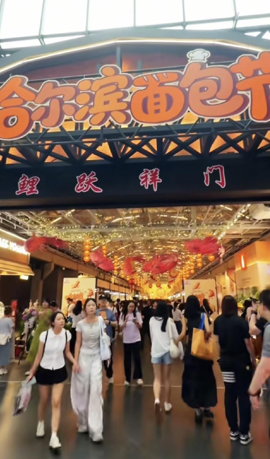 谁还没有去面包节，也是头一次听说，哈尔滨这节日还真不少，位置在西城红场的艺术长廊
