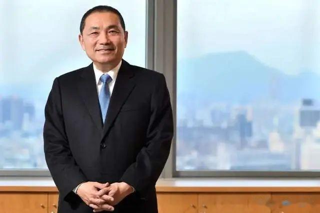 侯友宜的选情现在已经进入了内外交困的境地。想不出任何提升民调的办法，从马英九到连