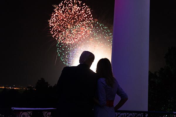 特朗普嘴上喊加征关税，身体很诚实，美国独立日99%的烟花靠中国

今年是美国建国