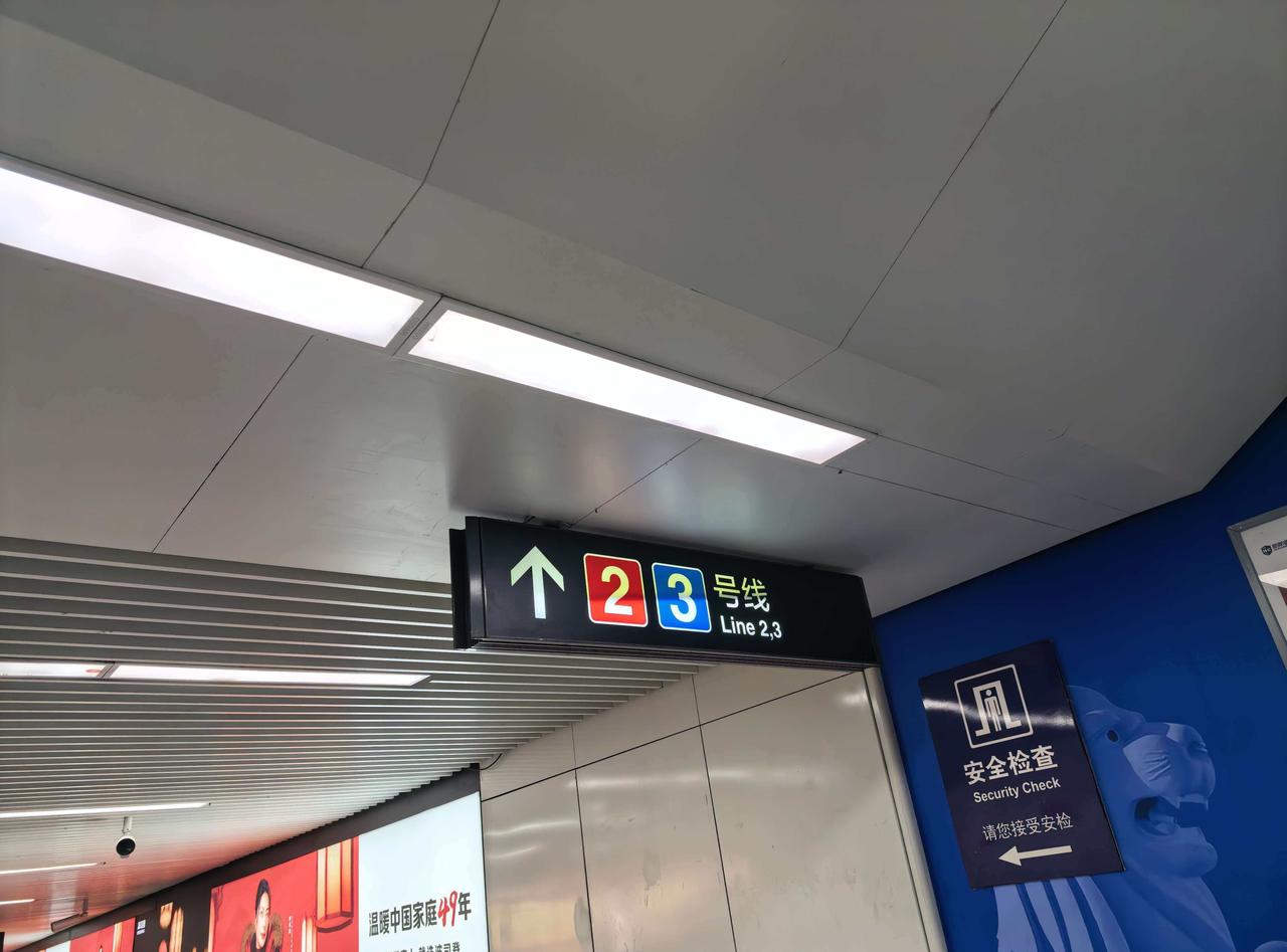 【青岛地铁啄木鸟】𝟓𝟏𝟐𝟓.吊挂
🚇2/3号线 五四广场
非付费区吊挂