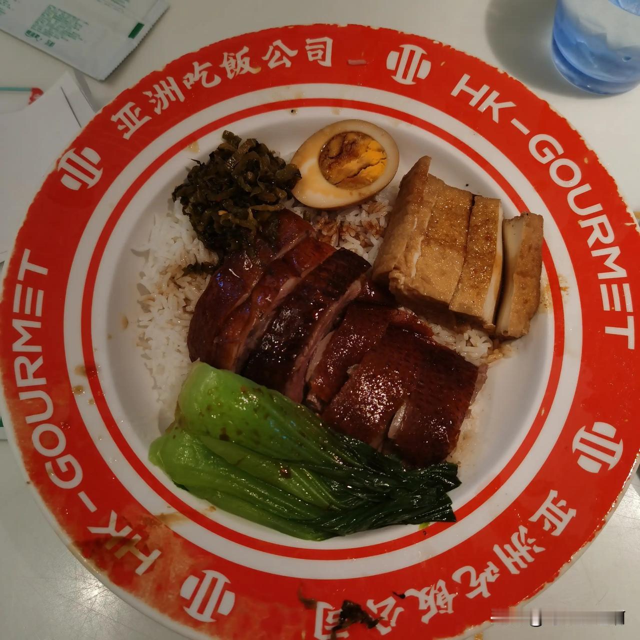 在珠海好多地方都有见到这家餐厅
装修风格很不错 喜欢这个配色
算是比较平价的餐厅