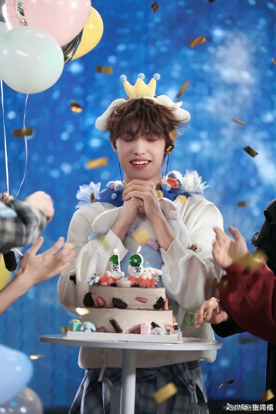 张泽禹晒18岁生日照、张泽禹18岁生日发文  啊啊啊啊啊，张泽禹晒18岁生日照，
