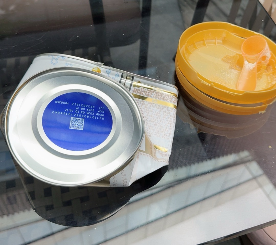 小爆爆喝完一罐奶粉咯，我说好要把罐子给它踩扁再扔，刚刚试了下，很容易就踩扁了