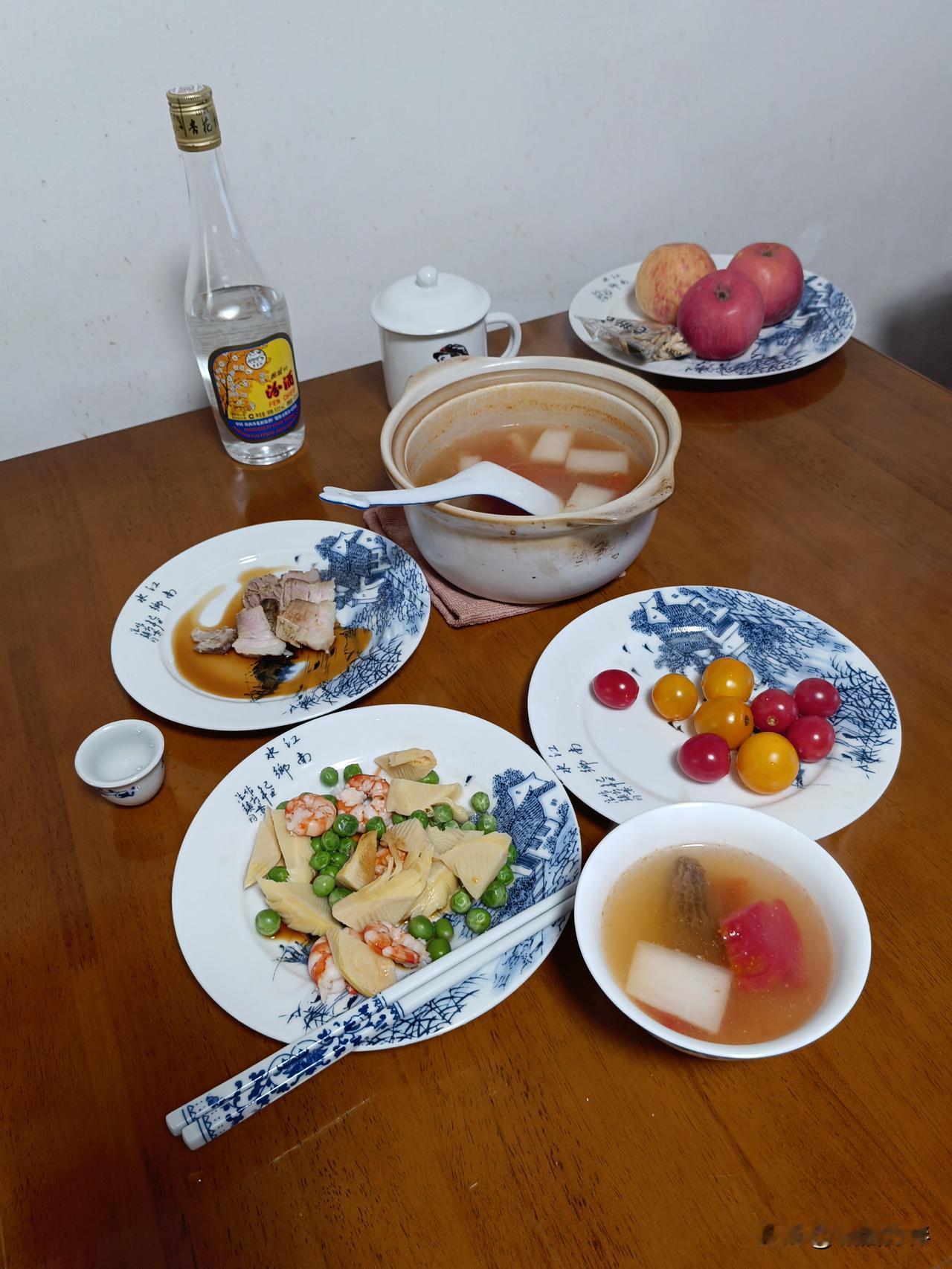 73 岁的单身老男人上午去公园慢跑锻炼，后来下小雨了，公园里人不多，下雨时人更少