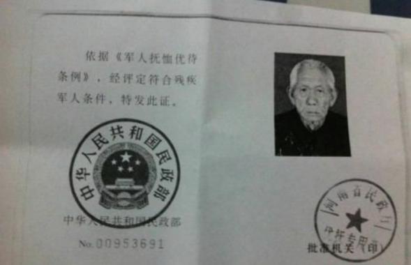 1945年夏，皖北战场，机枪扫过，新兵孔令魁右腿炸开血花，倒在尸堆里没了气息，收