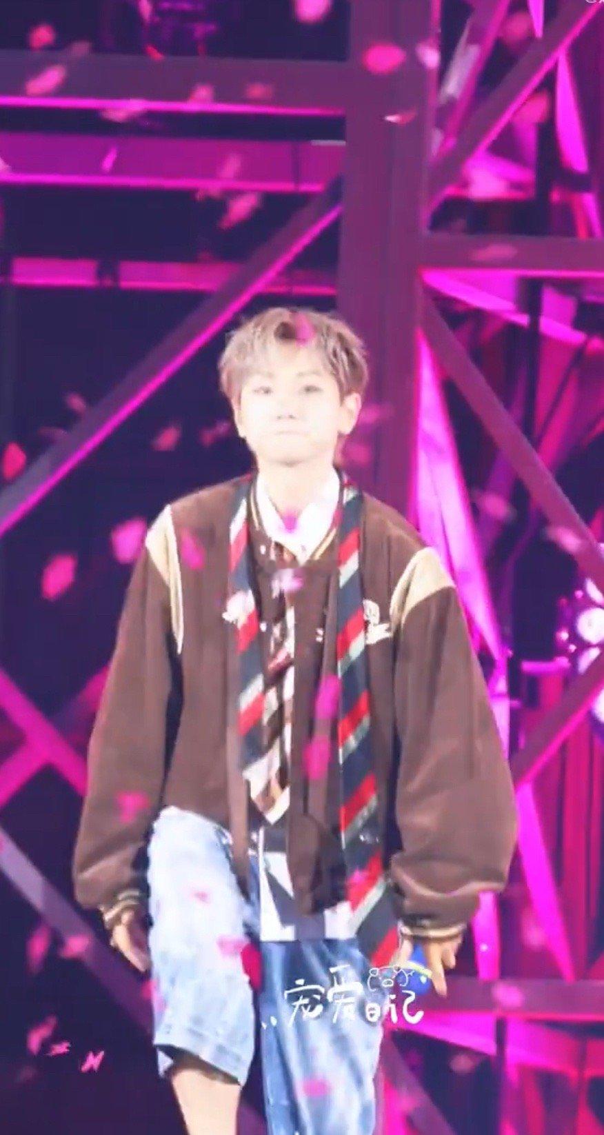 汪苏泷很满意他的兵 大冷天的，他还特意摇下车窗跟粉丝打招呼。能看出来，他是真的把