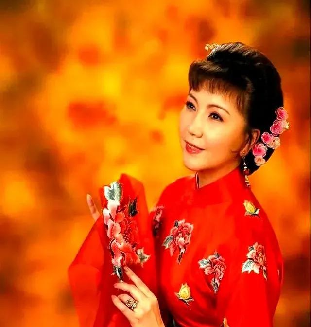 沪剧演员朱俭突发脑溢血去世了，只有50岁。
有人说他是著名演员茅善玉的老公，两个