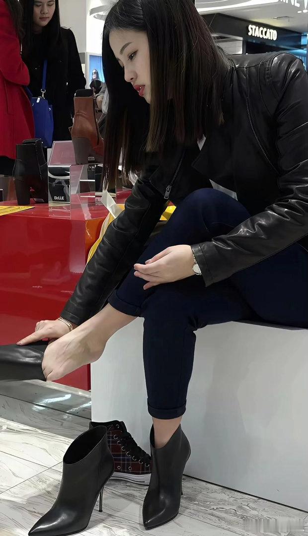 这种鞋光脚穿 不闷吗？ 