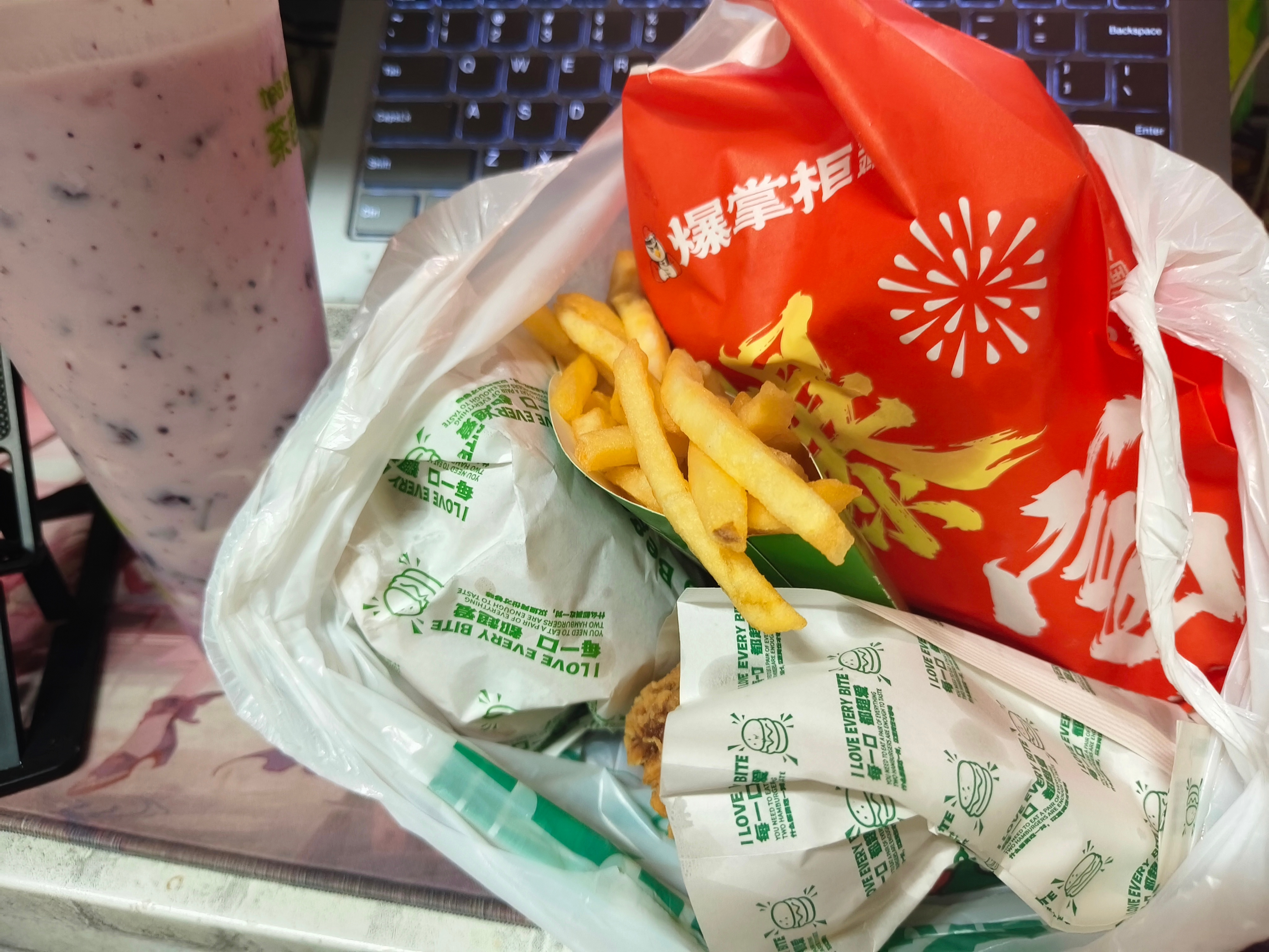 蓝莓酸奶酪，汉堡，鸡腿，薯条，一个大手枪鸡腿 