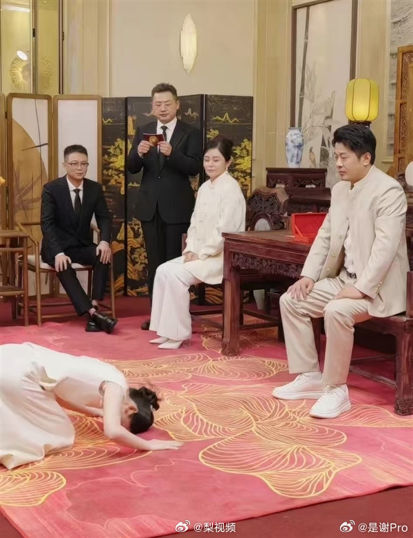 五次退网的辛巴再收徒 快手符合这类人群特征 就觉得他不会退。这不又收起徒弟来了 