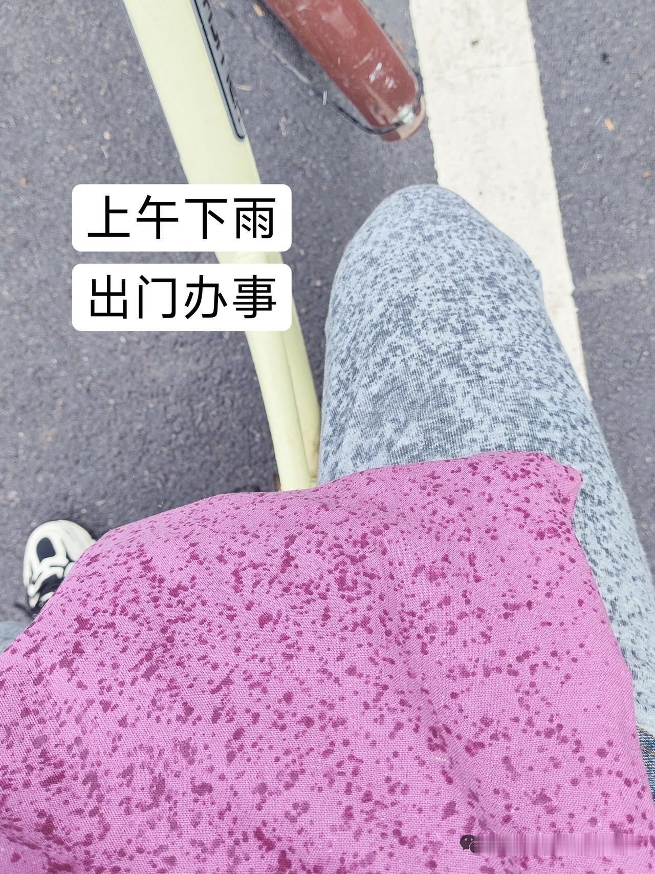 为什么妈妈爱忘事？
因为妈妈要做的琐事太多了。

今天要寄快递，
要去派出所。