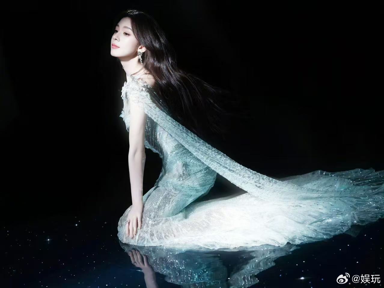 陈瑶出道11周年直播陈瑶直播陈瑶出道十一周年直播诚意满满，献唱单曲向光，全程在线