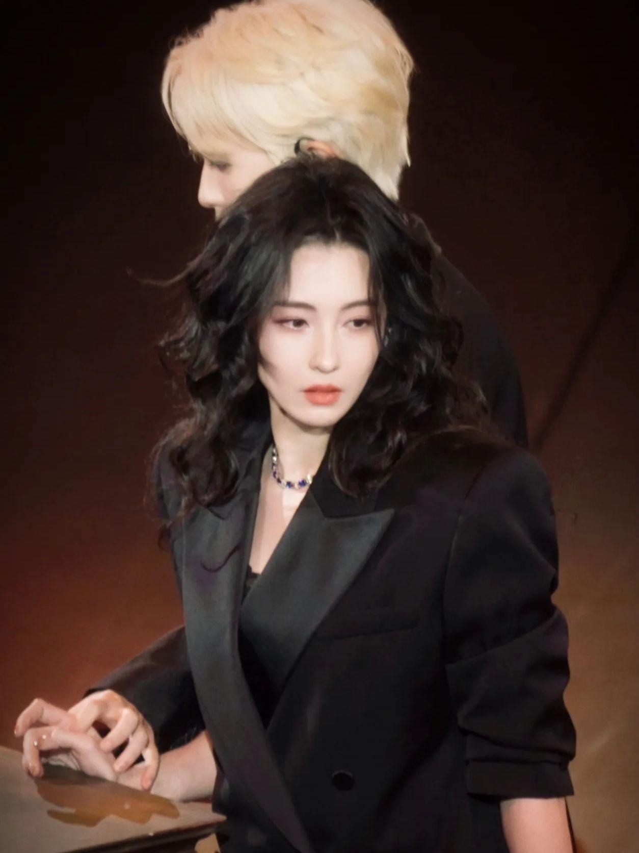 我看大家都在夸张柏芝美，难道就我一个人觉得张柏芝美里透着帅气么！我一直觉得女人穿