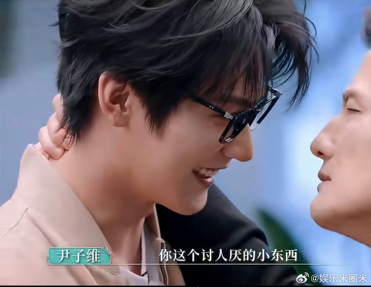 吴彦祖教尹子维调戏周柯宇 吴彦祖这波操作绝了！拿麦克风指挥互动，周柯宇害羞，搭肩