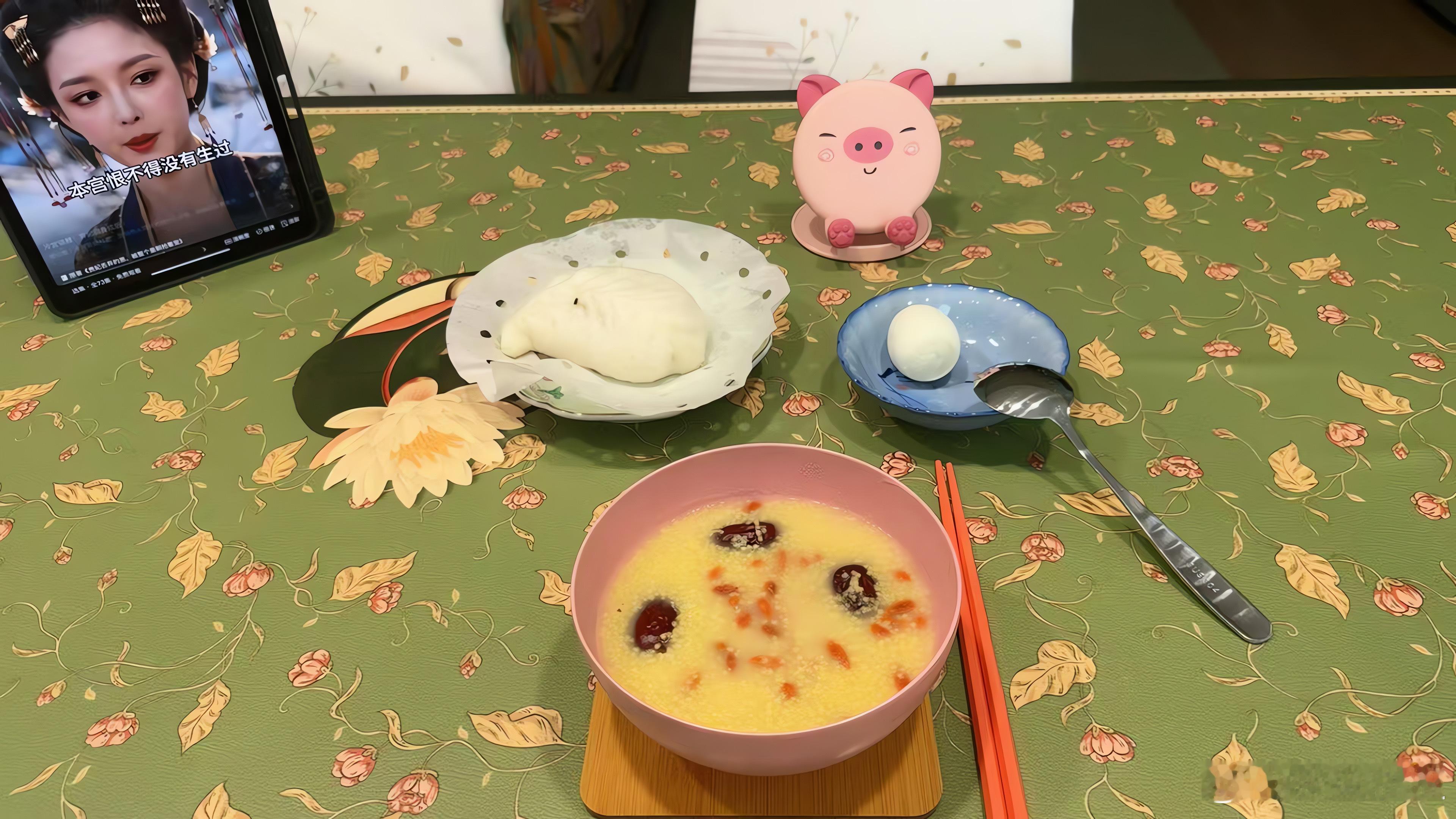 小米红枣粥➕鸡蛋➕面点，这一顿早餐营养是够了，但我觉得最好再有点下饭的 