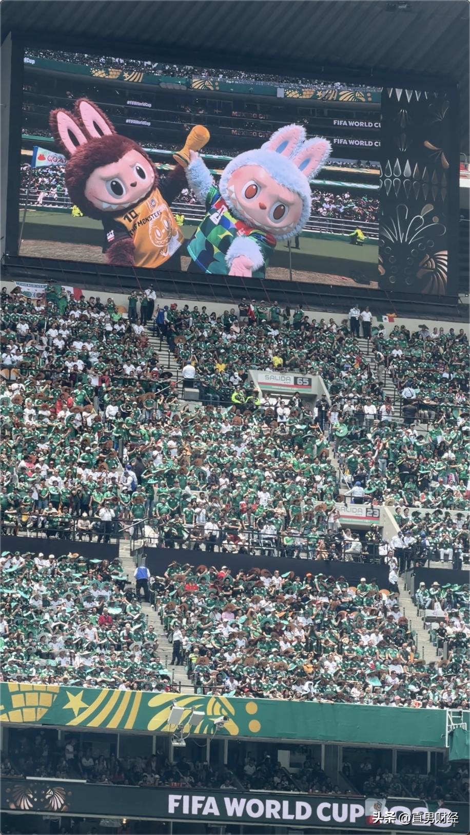 世界杯开幕式现场，突然出现了一个熟悉的中国面孔——拉布布！
当两只拉布布举着大力