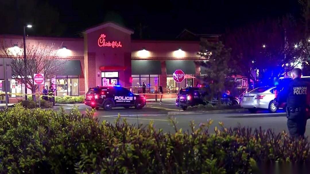 今年美国第100起大规模枪击案，爆点不在什么荒郊野外，而在新泽西一家坐满了人的餐