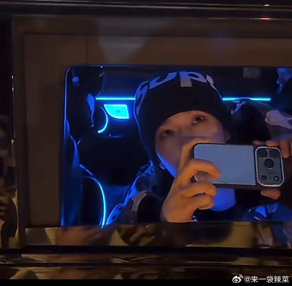 何与大帅哥看烟花🎆，拍烟花啦🎆 