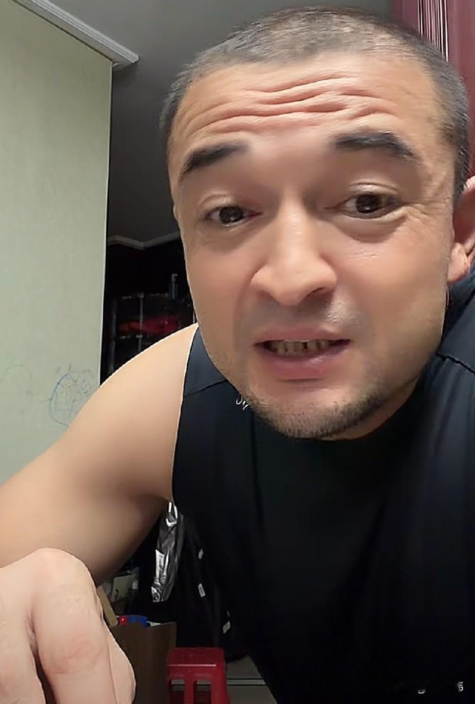 郅哥睡觉磨牙！西热力江谈老大哥王治郅：

“我在国家队的时候。”

“跟朱哥住过