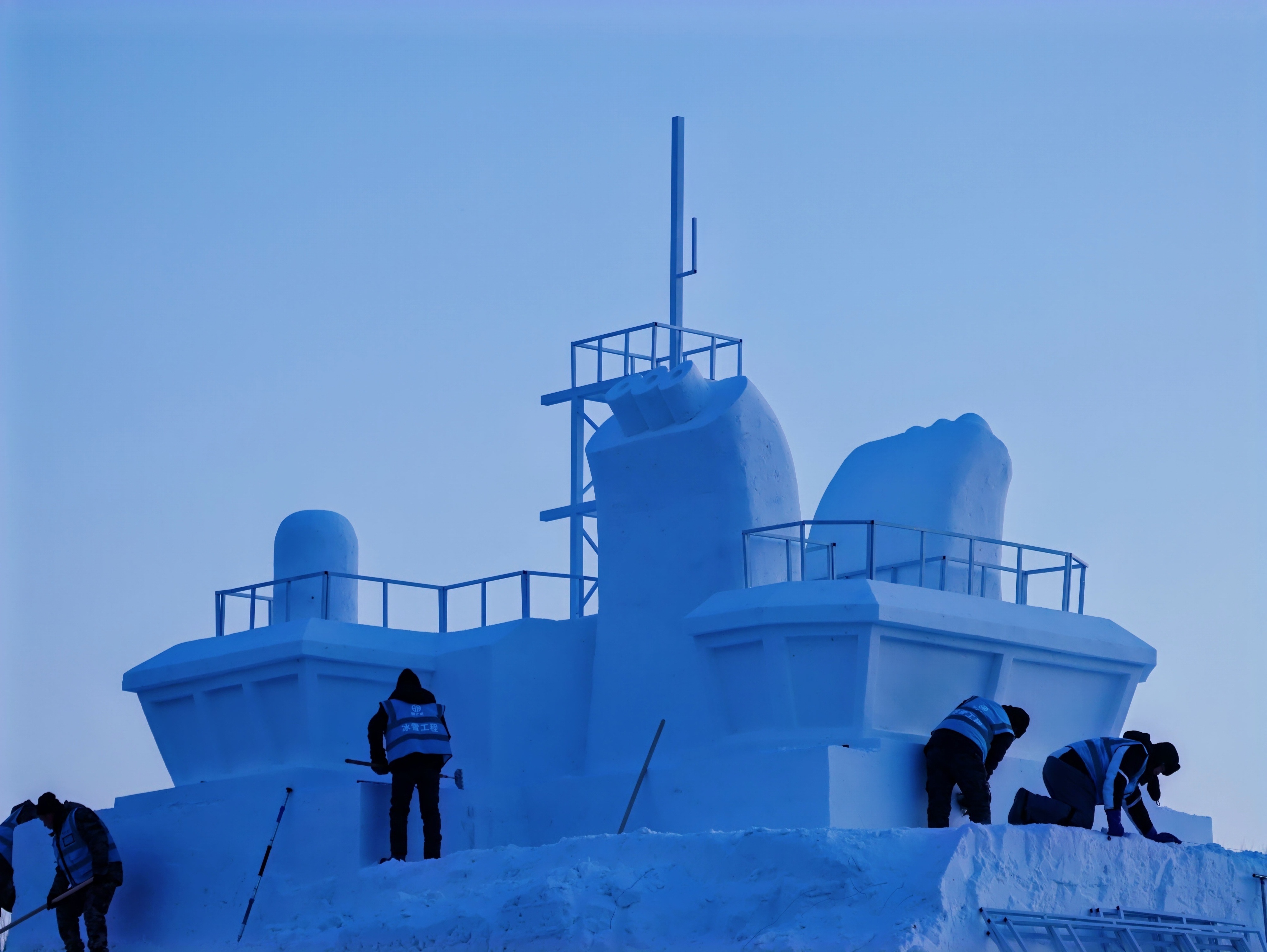 波司登和江寻千合作打造的“雪龙2号”雪雕真的很震撼，用非遗技艺复刻中国首艘自主建