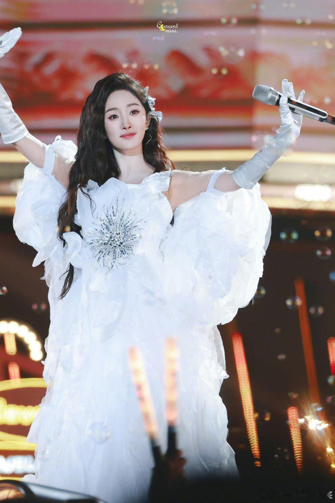 今年对杨幂来说是顶顶好的一年回顾一下今年，杨幂付出了很多的努力嘞，也是被大家一个