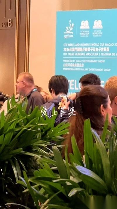 澳门世界杯晚宴，镜头全对准了王楚钦。
他站在那儿等着签名，闪光灯亮成一片。人群外