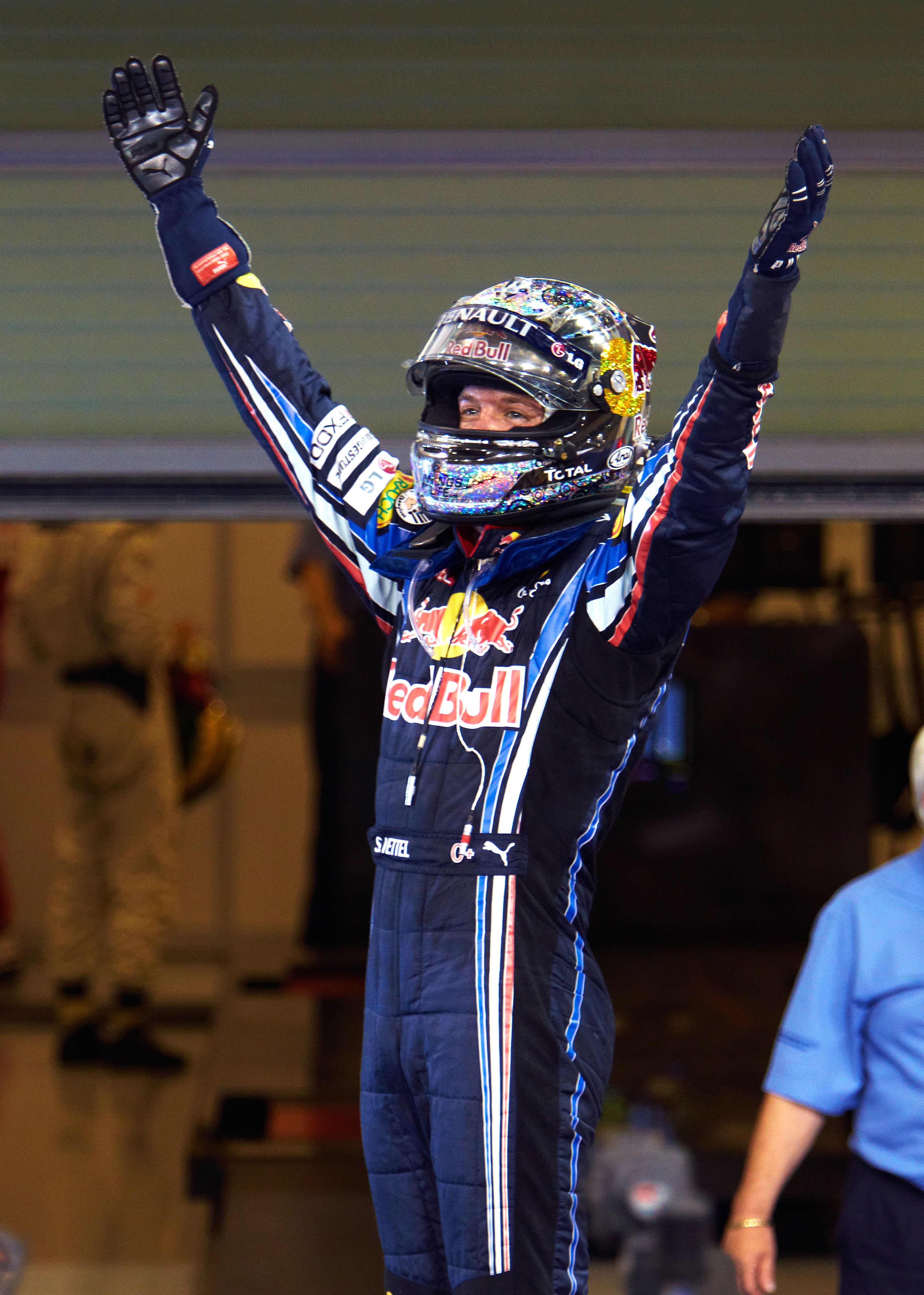 15年前的今天，在2010年F1阿布扎比大奖赛中，塞巴斯蒂安·维特尔以23岁4个