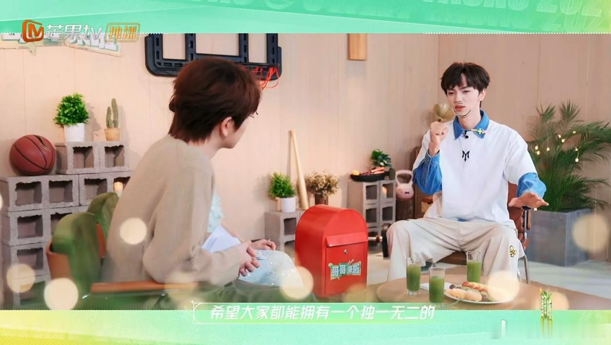管健嘉晨模仿满江演讲式发言综艺花絮里这段即兴互动出圈了，管健嘉晨被点名尝试满江标