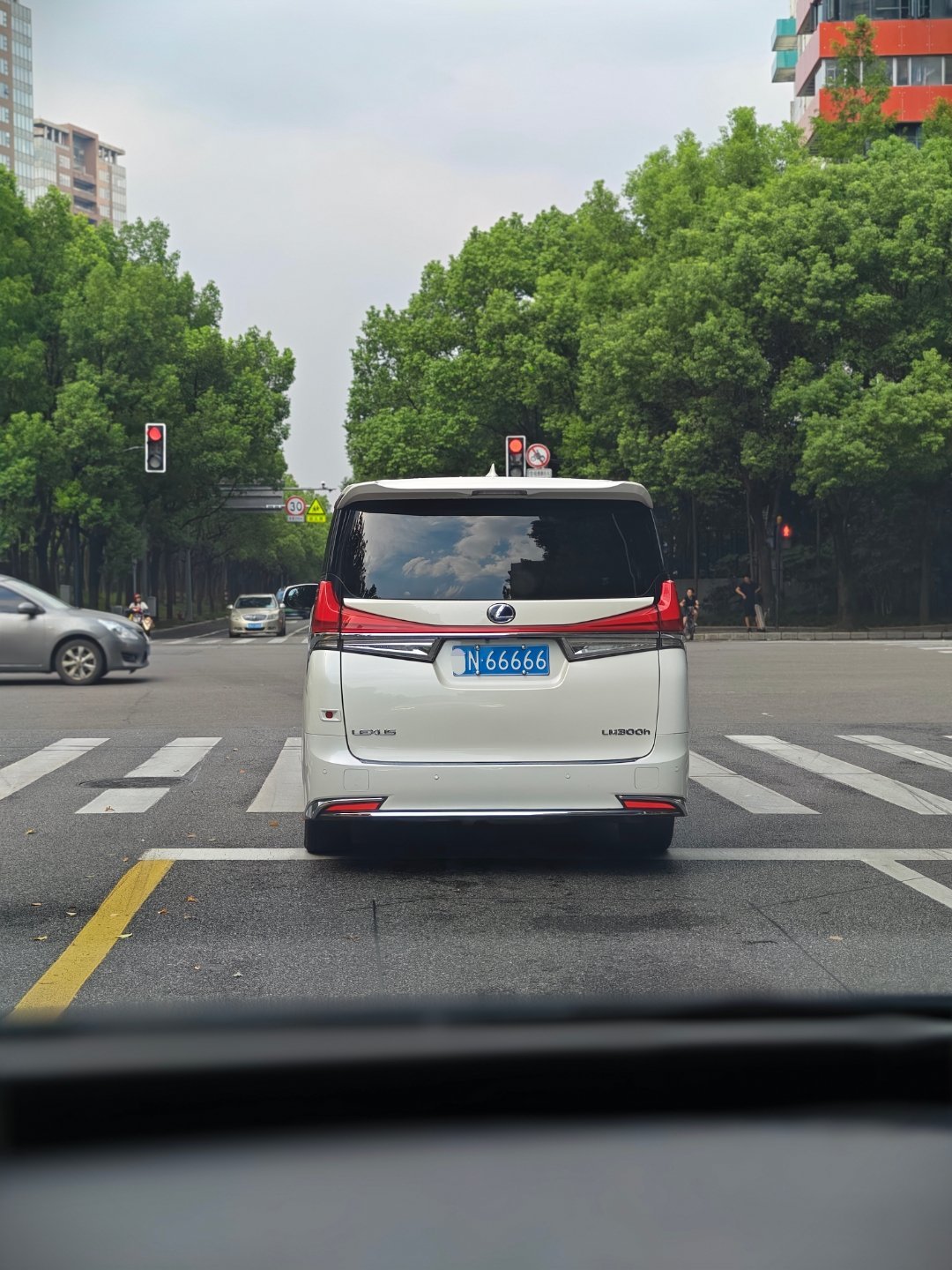 牛X的牌照，出现在牛X的MPV上的越来越多。今天又拍到一台 ​​​