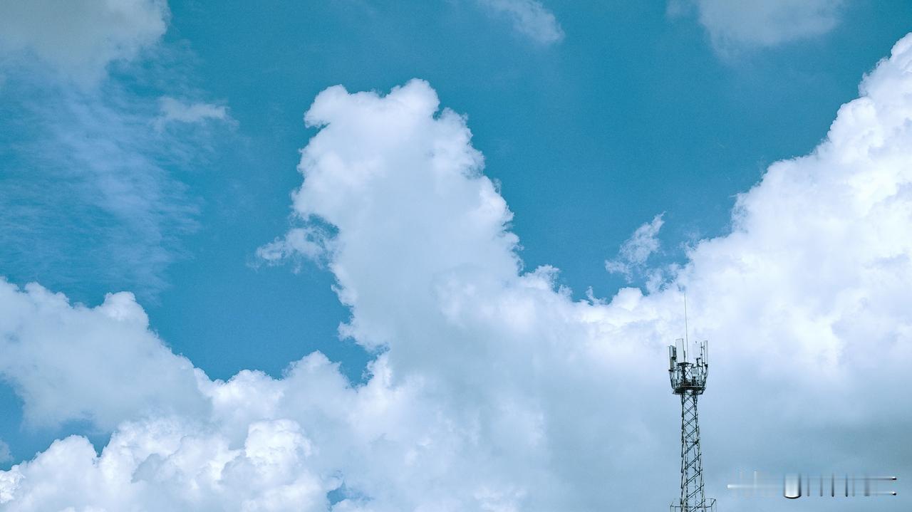 《咏白积云》
素影叠千层，晴空砌玉城。
风吹忽散聚，幻化身千亿。
裁作素罗轻，随