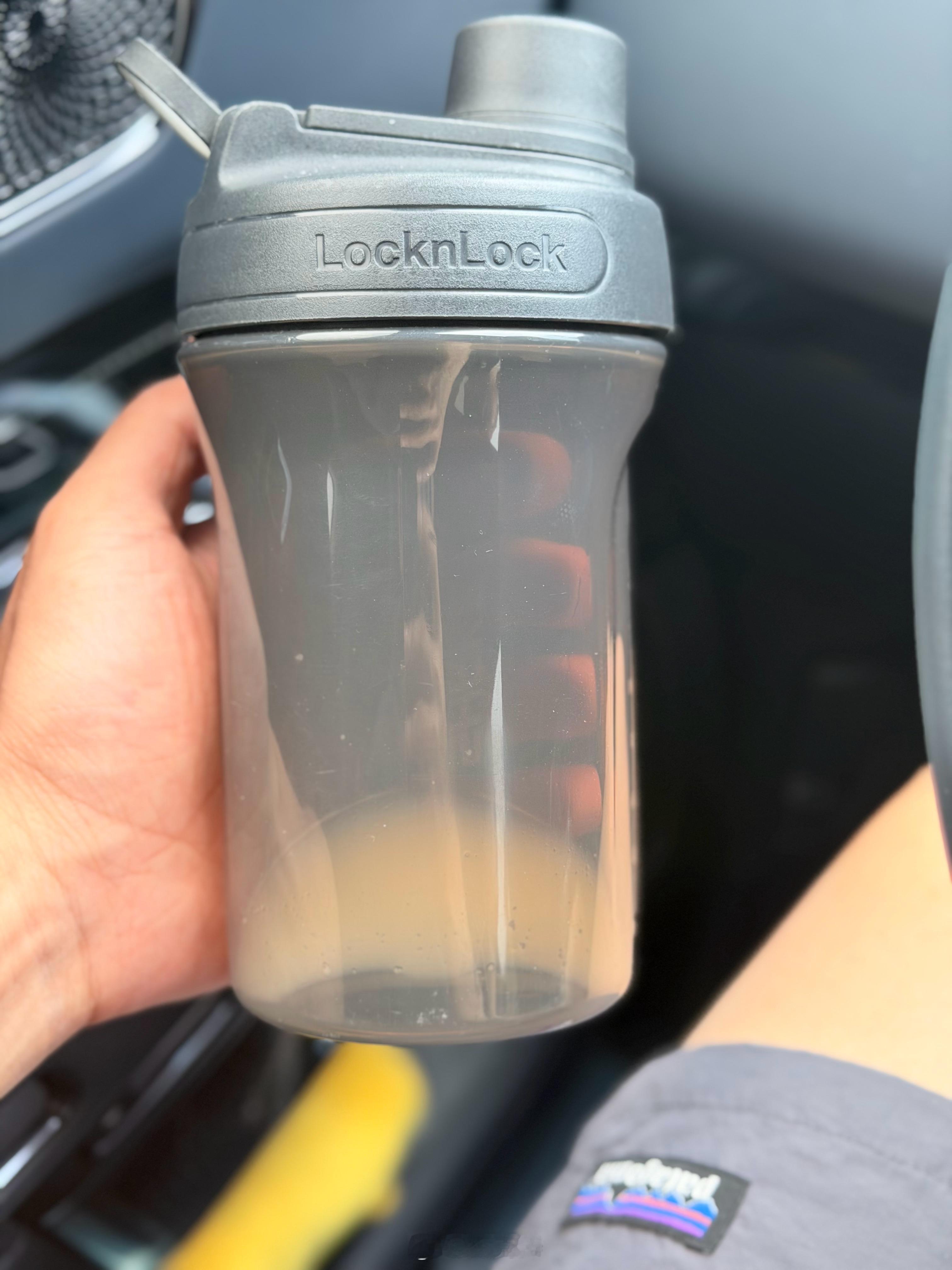 早上 开车时总觉得车里有股怪味刚才发现喝了没洗的蛋白粉杯子，在车里快一周了直接把