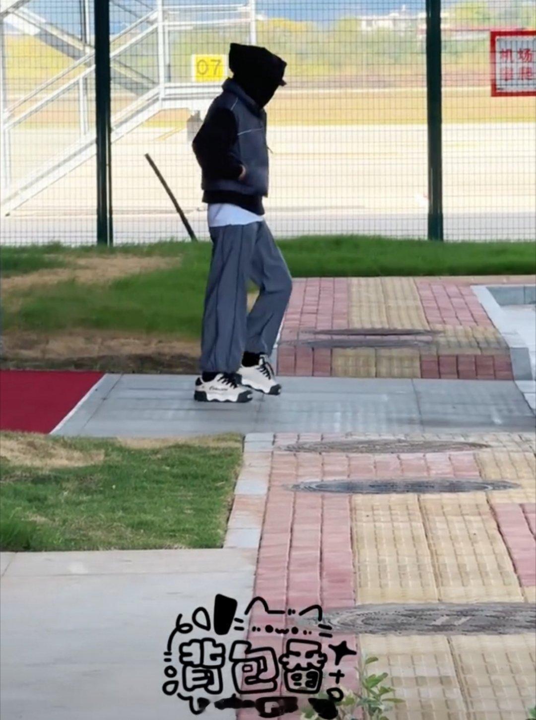 丁禹兮到赣州了！马上就是音乐节舞台了，帅哥包这么严实不会是明天有什么惊喜造型吧