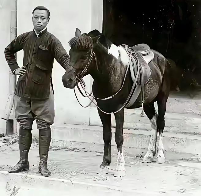 1940年，石友信召集军官开会，要讨伐高树勋，替自己亲哥哥石友三报仇。

正当石