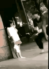 这种渣男别说和他处朋友，应该立即报警，属于重伤害，下手这么狠，绝对不能轻饶他。