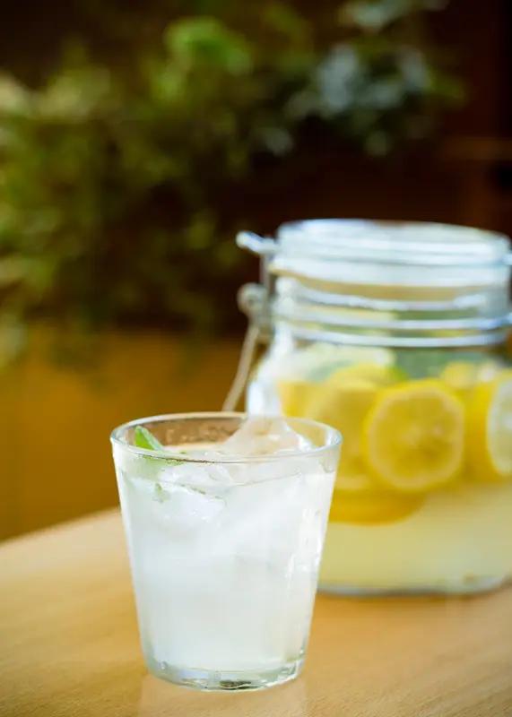 除了水，有不少饮品也超解渴。茶类就很不错，夏天喝绿茶，富含茶多酚，清热解暑，还能