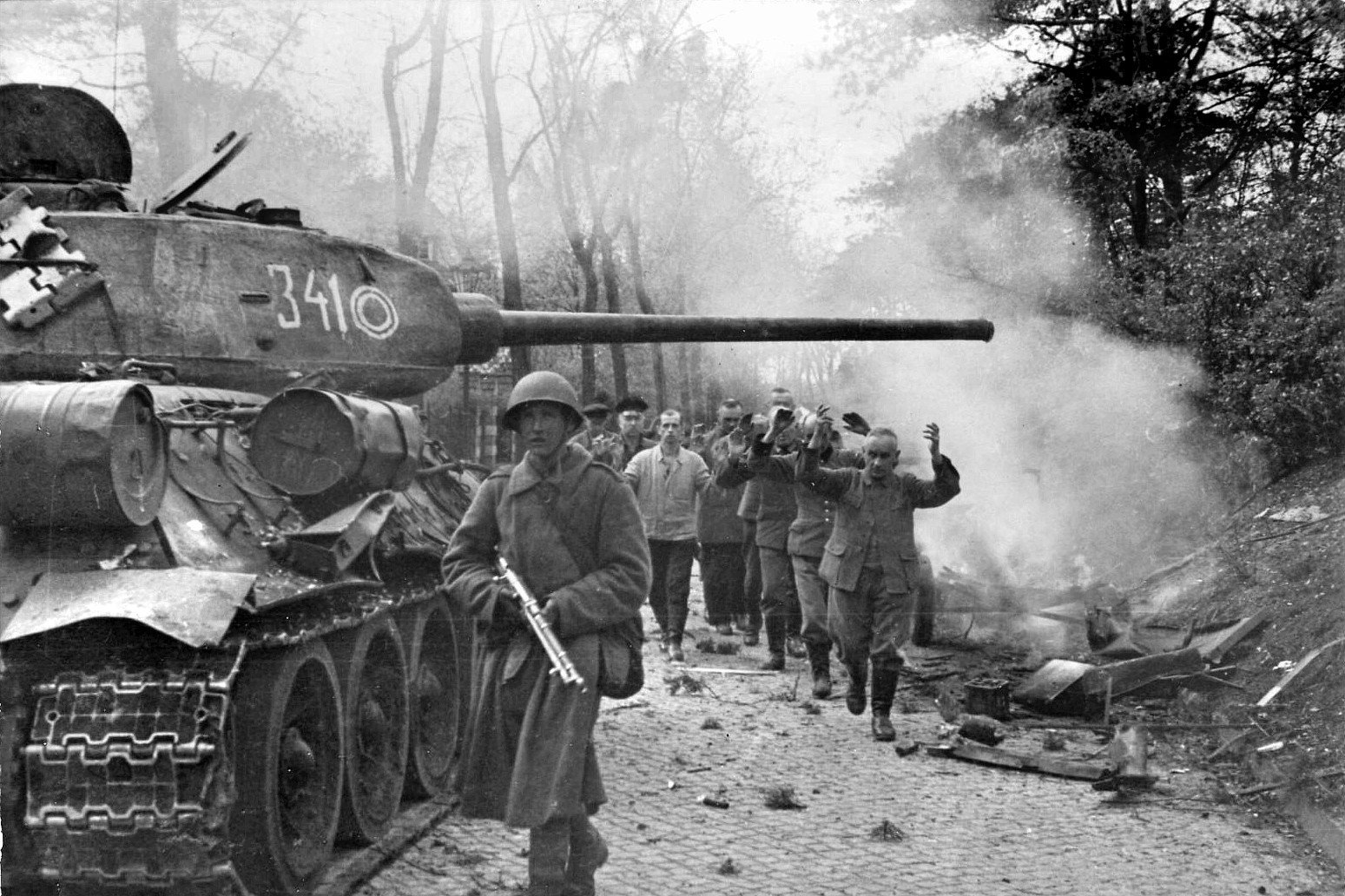 飞扬军事1945年5月2日，柏林守军向苏联红军投降，柏林战役结束！烽火问鼎计划