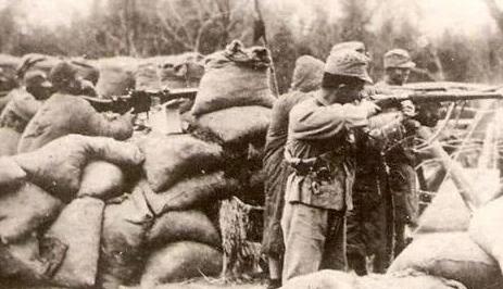 1940年，日军凌辱了村民宋大海的妻子，他却邀请日军喝酒。然而，就在日军喝到大醉