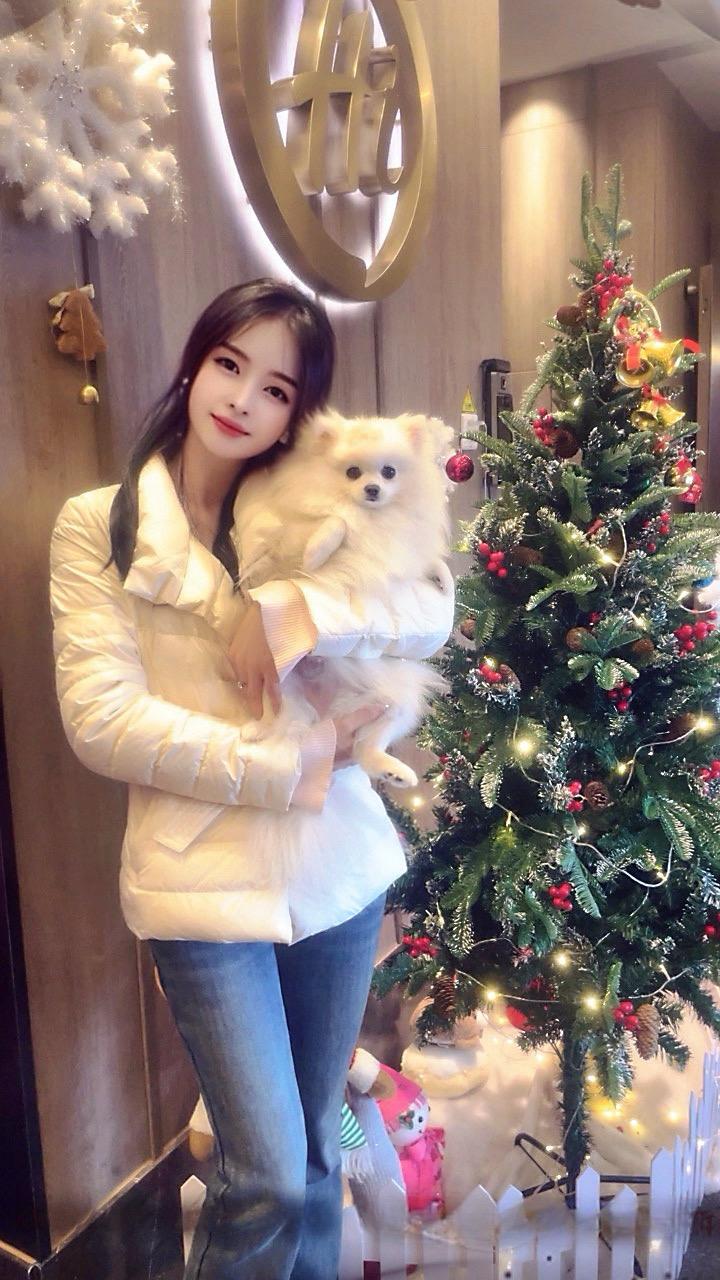 圣诞节的第一条祝福，我想送给你，愿你在这个冬天，没有风霜雨雪，只有阳光明媚，愿你