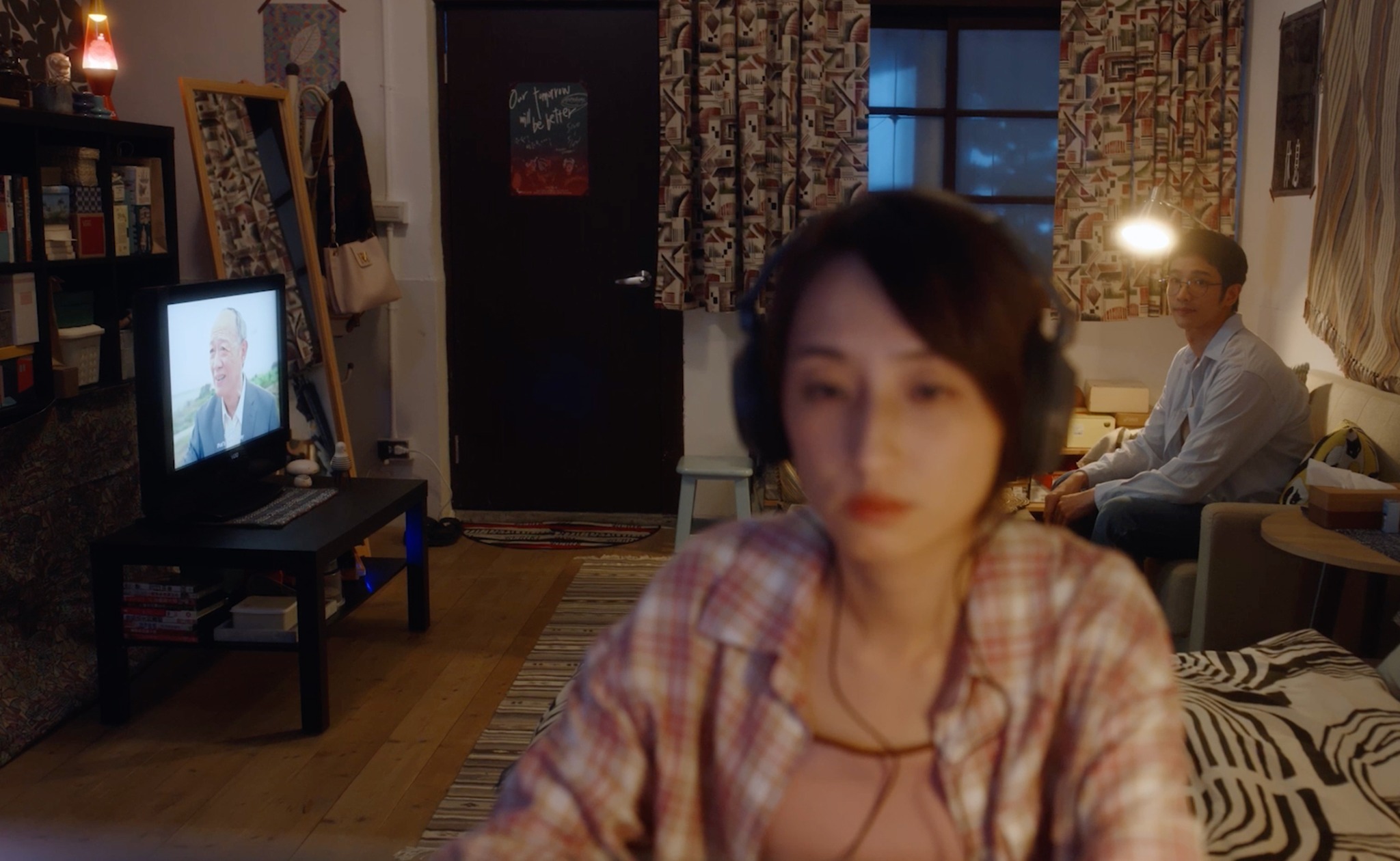 剧集《童话故事下集》第12集，宜玲（柯佳嬿 饰）工作忘记学友（刘以豪 饰）在家，