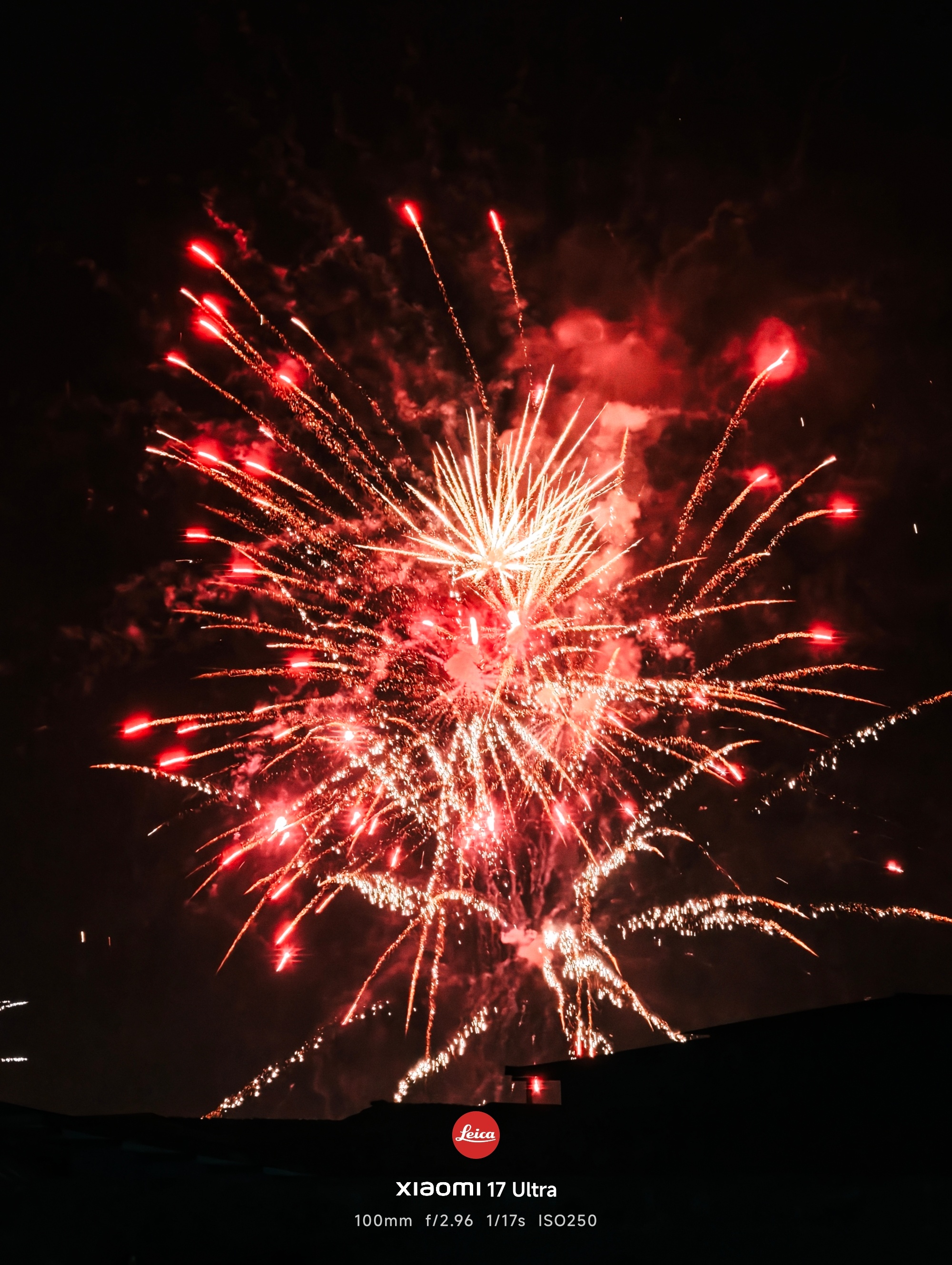 “有时候往天上一看，和17岁的没区别。于是我一直看着天，不看这个世界。” 