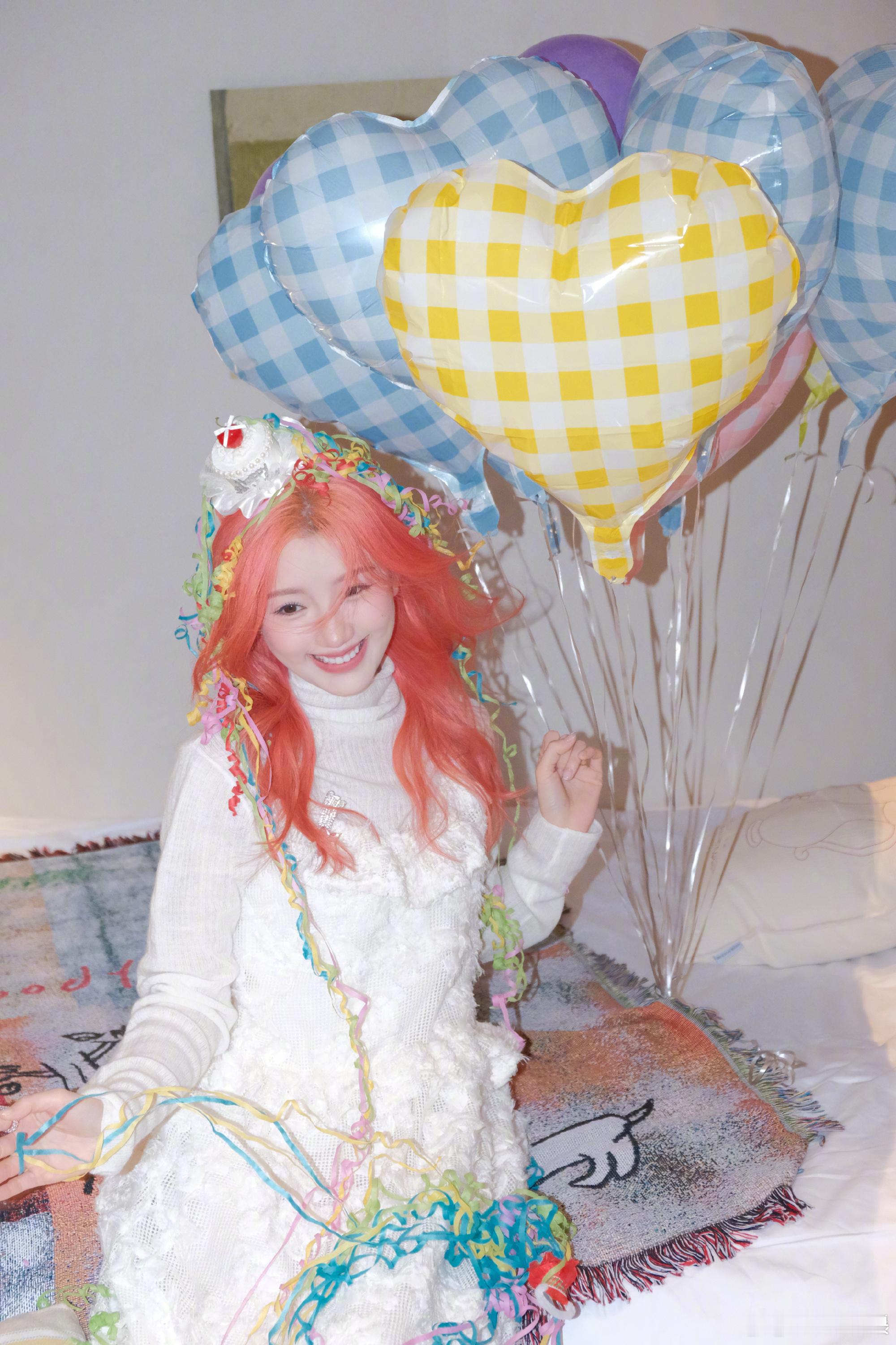 毛晓彤粉发毛晓彤除夕生日解锁粉发，温柔又元气，氛围感直接拉满！新年新发色，甜妹气