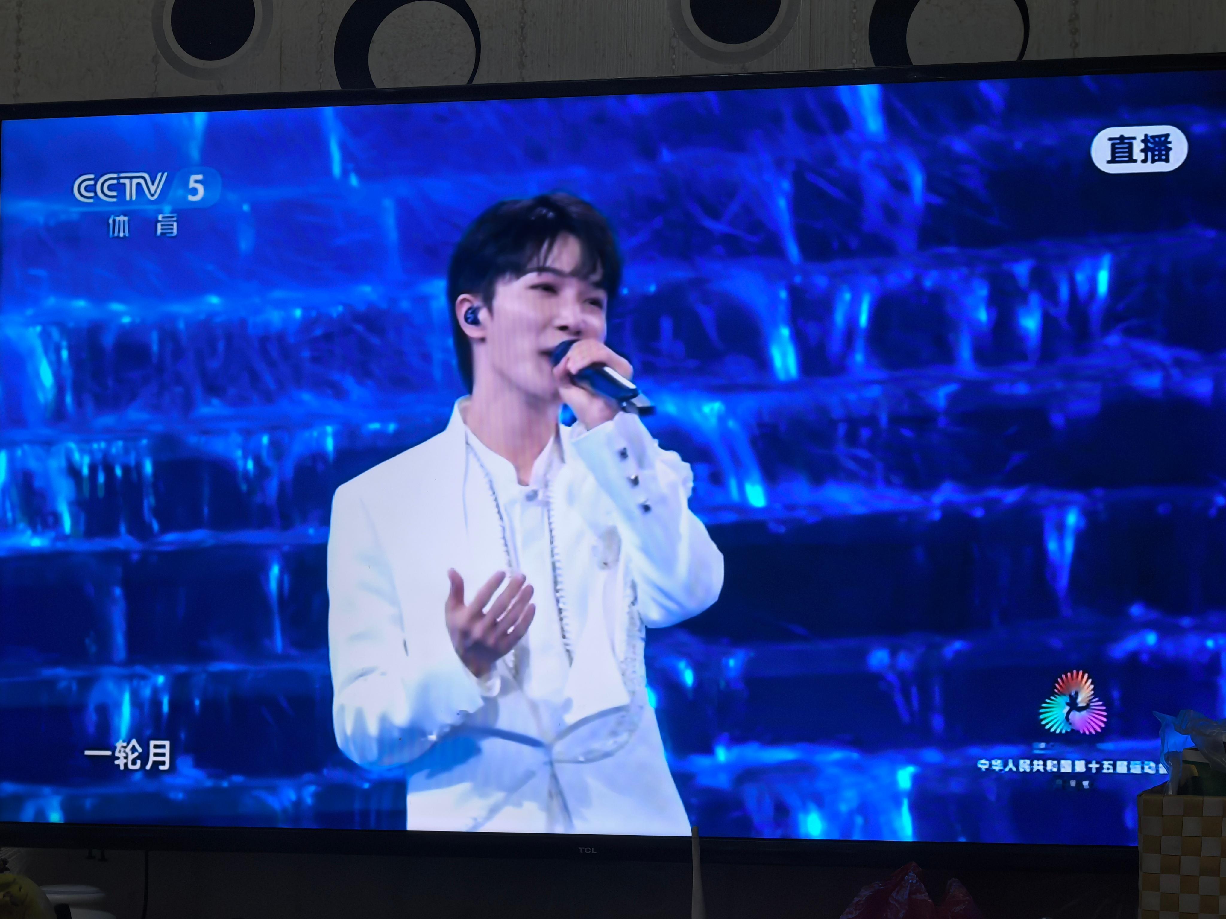 刚看完十五运开幕式直播，周深、单依纯合作的主题歌《天海一心》，听完令人惊艳。周深
